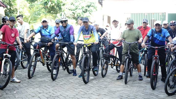 Camat Larangan Bersama Anggota Dewan Gelar Aksi Gowes Keliling Wilayah