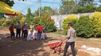 Rayakan Hari Buruh, Polsek Dente Teladas "Serbu" Jalan Rusak Bersama Ratusan Warga.