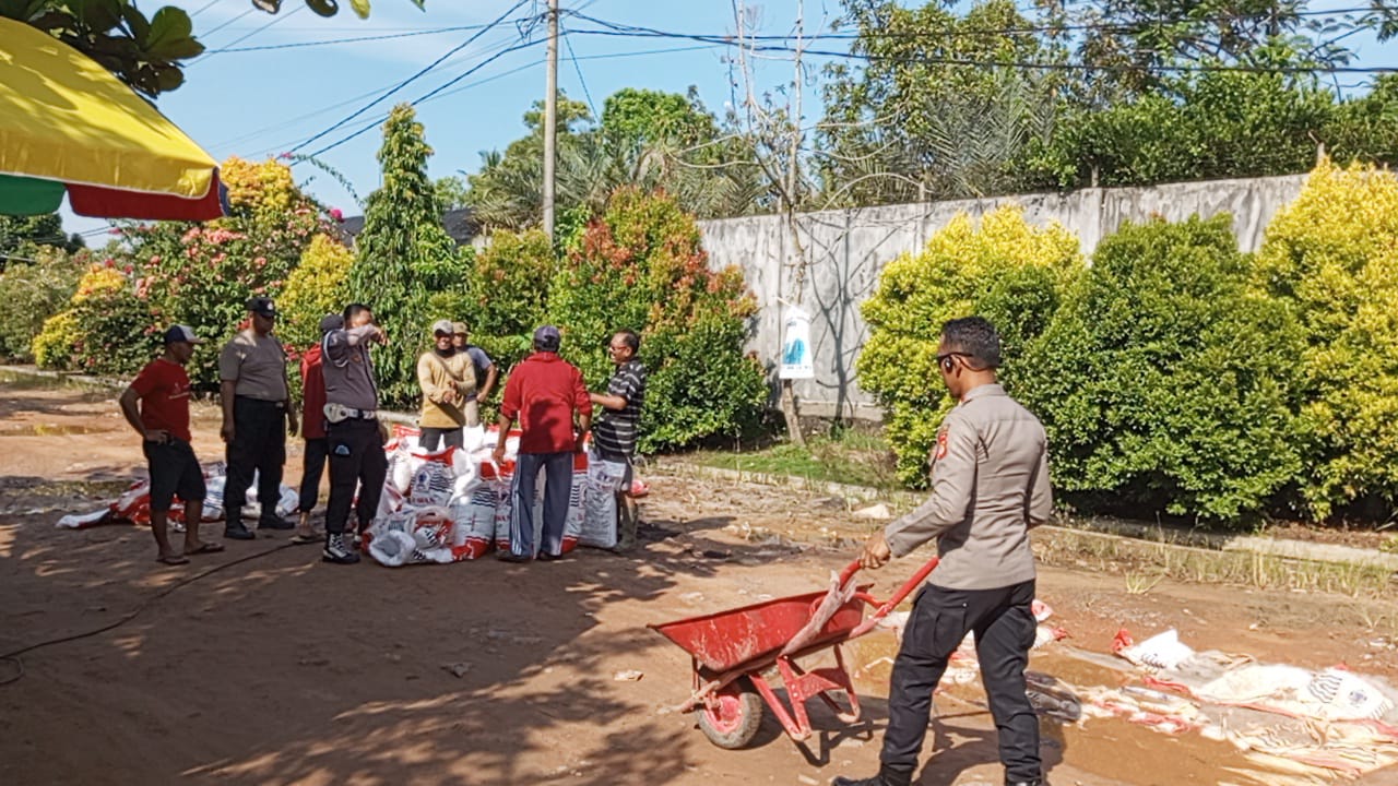 Rayakan Hari Buruh, Polsek Dente Teladas "Serbu" Jalan Rusak Bersama Ratusan Warga.