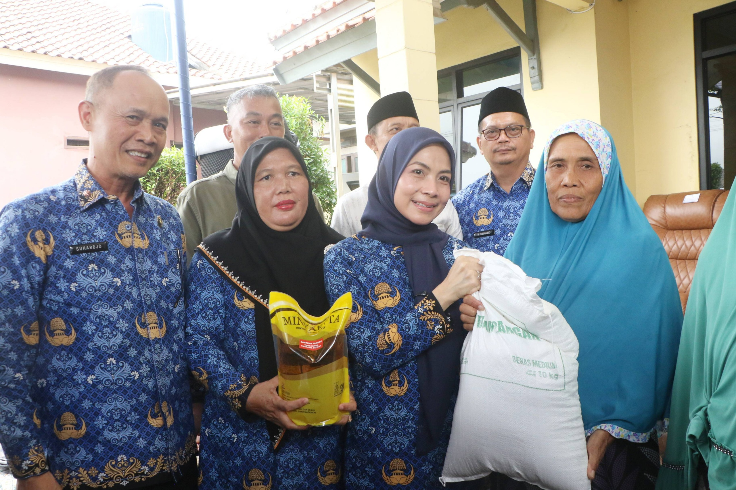 Bupati Serang Ratu Zakiyah Salurkan Bantuan 89 Ton Beras dan 17.984 Liter Minyak.