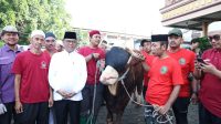 Gubernur Banten Andra Soni Serahkan Hewan Kurban Bantuan Presiden Prabowo untuk Warga Kreo.