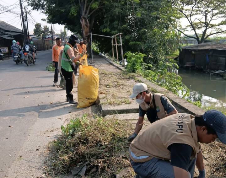 Respons Cepat DLH Kota Tangerang Tangani Tumpukan Sampah di Jalan Surya Darma.