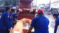 Petugas Gabungan Bantu Evakuasi dan Dirikan Pengungsian Korban Banjir Tinggi di Cipondoh