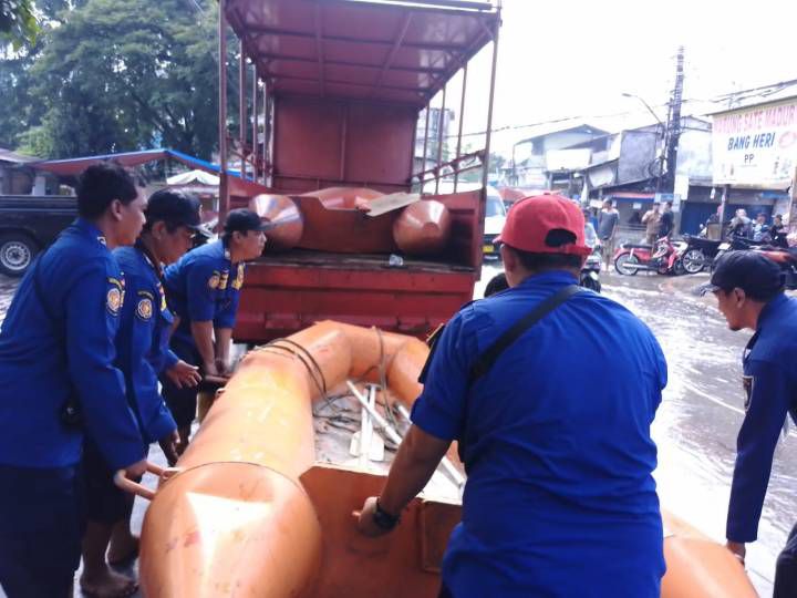 Petugas Gabungan Bantu Evakuasi dan Dirikan Pengungsian Korban Banjir Tinggi di Cipondoh