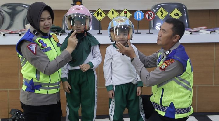 Siswa TK Islam Gunung Jati Ikuti Antusias Ikuti Edukasi Polisi Sahabat Anak di Polres Metro Tangerang Kota