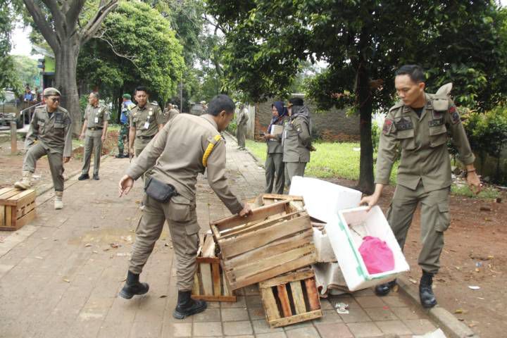 Trotoar hingga Taman Dipakai Berjualan, Satpol PP Lakukan Penertiban