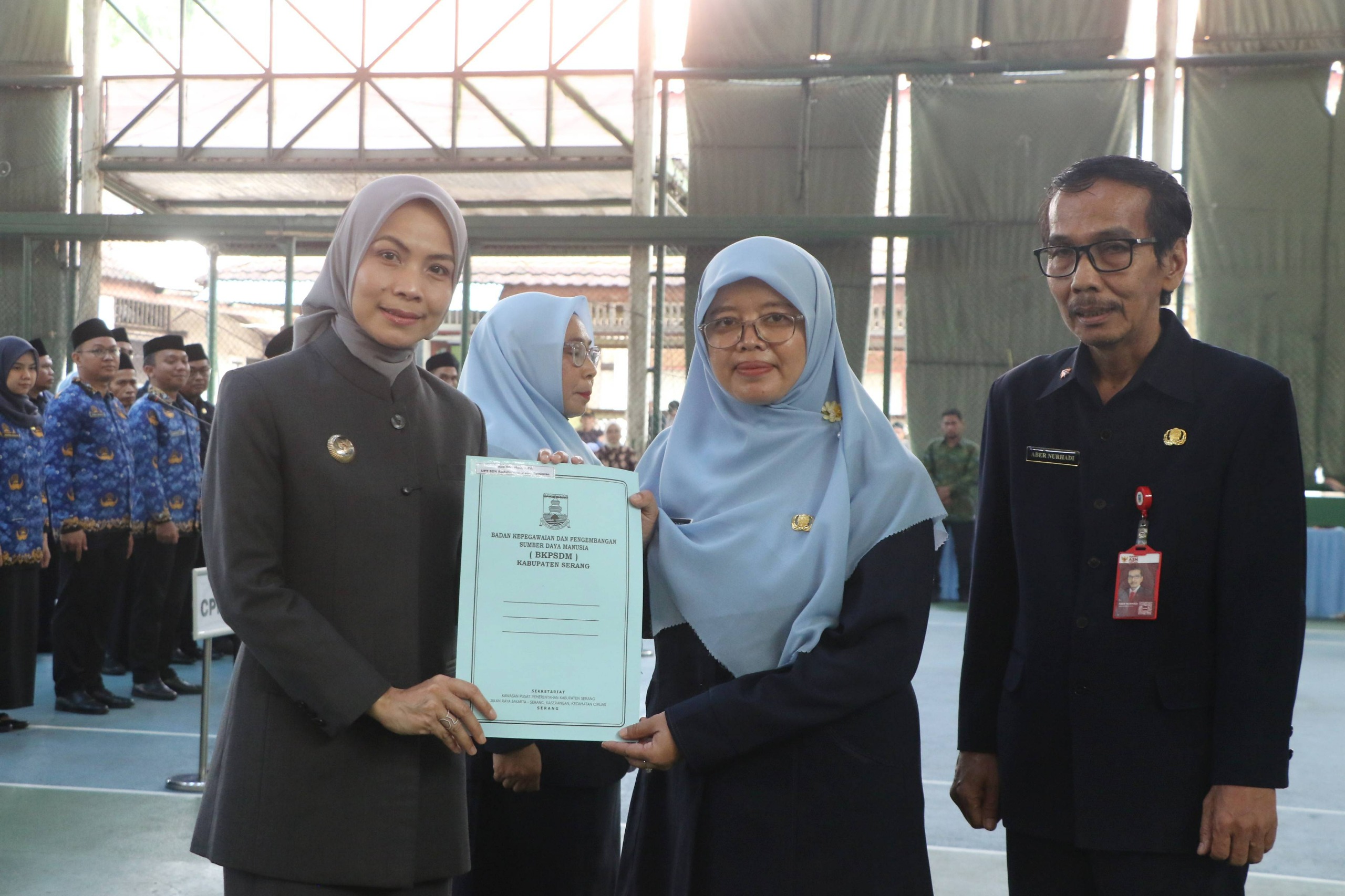 Sumpah CPNS Jadi PNS, Bupati Serang Serahkan 283 SK Kepsek SD dan SMP