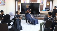 Dinsos Kota Tangerang Berdayakan PPKS Lewat Pelatihan Cukur Rambut Gratis