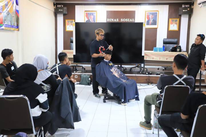 Dinsos Kota Tangerang Berdayakan PPKS Lewat Pelatihan Cukur Rambut Gratis