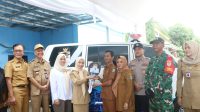 Alihkan Anggaran Mobil Dinas, Bupati Serang Salurkan 5 Mobil Ambulans Desa