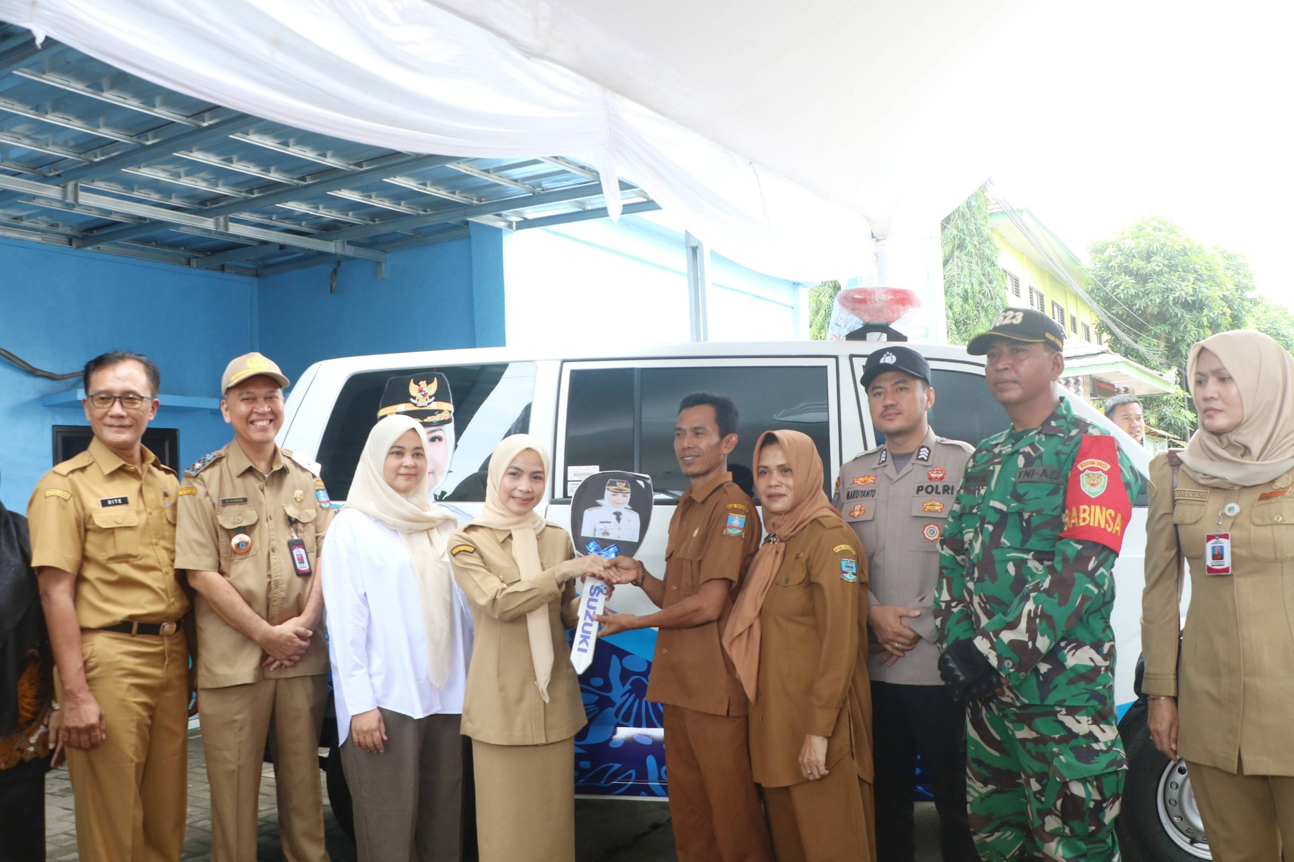 Alihkan Anggaran Mobil Dinas, Bupati Serang Salurkan 5 Mobil Ambulans Desa