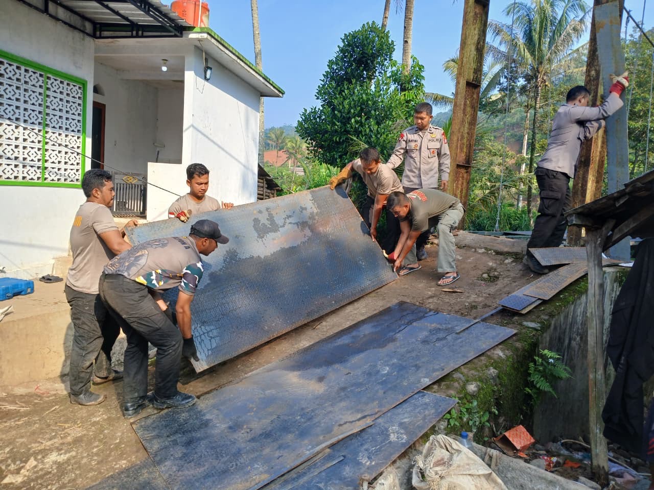 Satbrimob Polda Banten Revitalisasi Jembatan Bayah Demi Kelancaran Aktivitas Warga.