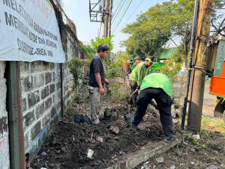 Tindak Lanjuti Aduan Warga, DLH Kota Tangerang Tertibkan Dua TPS Ilegal.