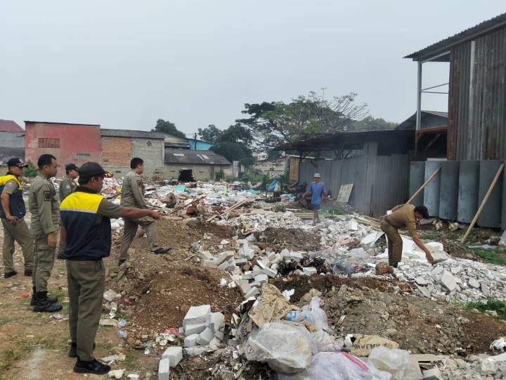 Kecamatan Cibodas Respons Cepat Aduan Pembakaran Sampah