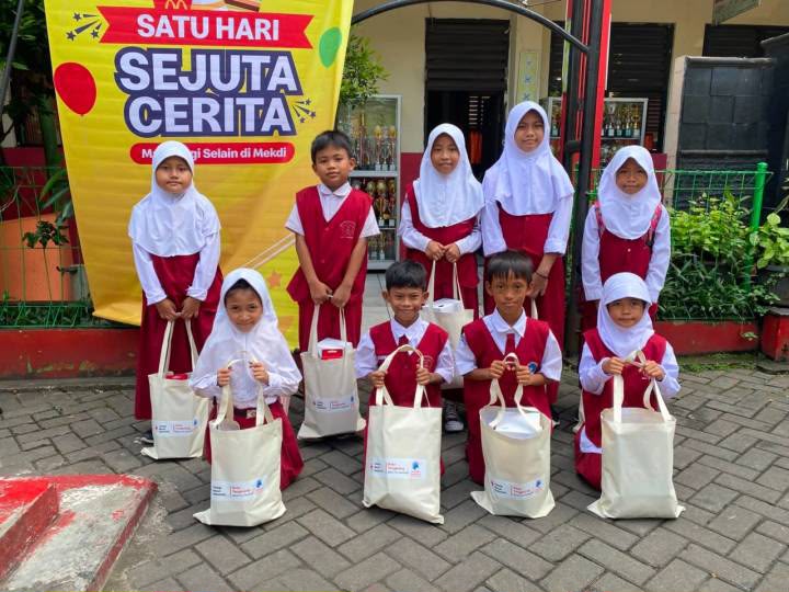 PMI Kota Tangerang dan Yayasan Amway Peduli Salurkan 300 Paket Perlengkapan Sekolah