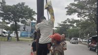 Tertibkan Spanduk Liar, Trantib Kecamatan Neglasari Sisir Jalur Menuju Bandara Soekarno-Hatta