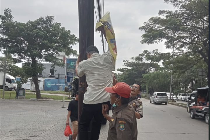 Tertibkan Spanduk Liar, Trantib Kecamatan Neglasari Sisir Jalur Menuju Bandara Soekarno-Hatta