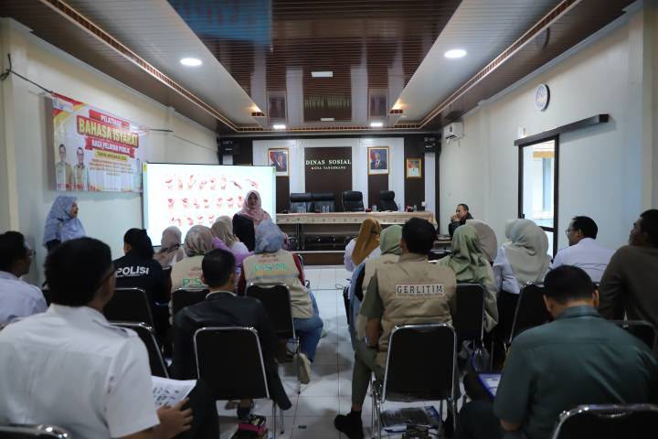 Wujudkan Pelayanan Setara, Dinsos Tangerang Bekali Petugas Pelayanan dengan Kemampuan Bahasa Isyarat