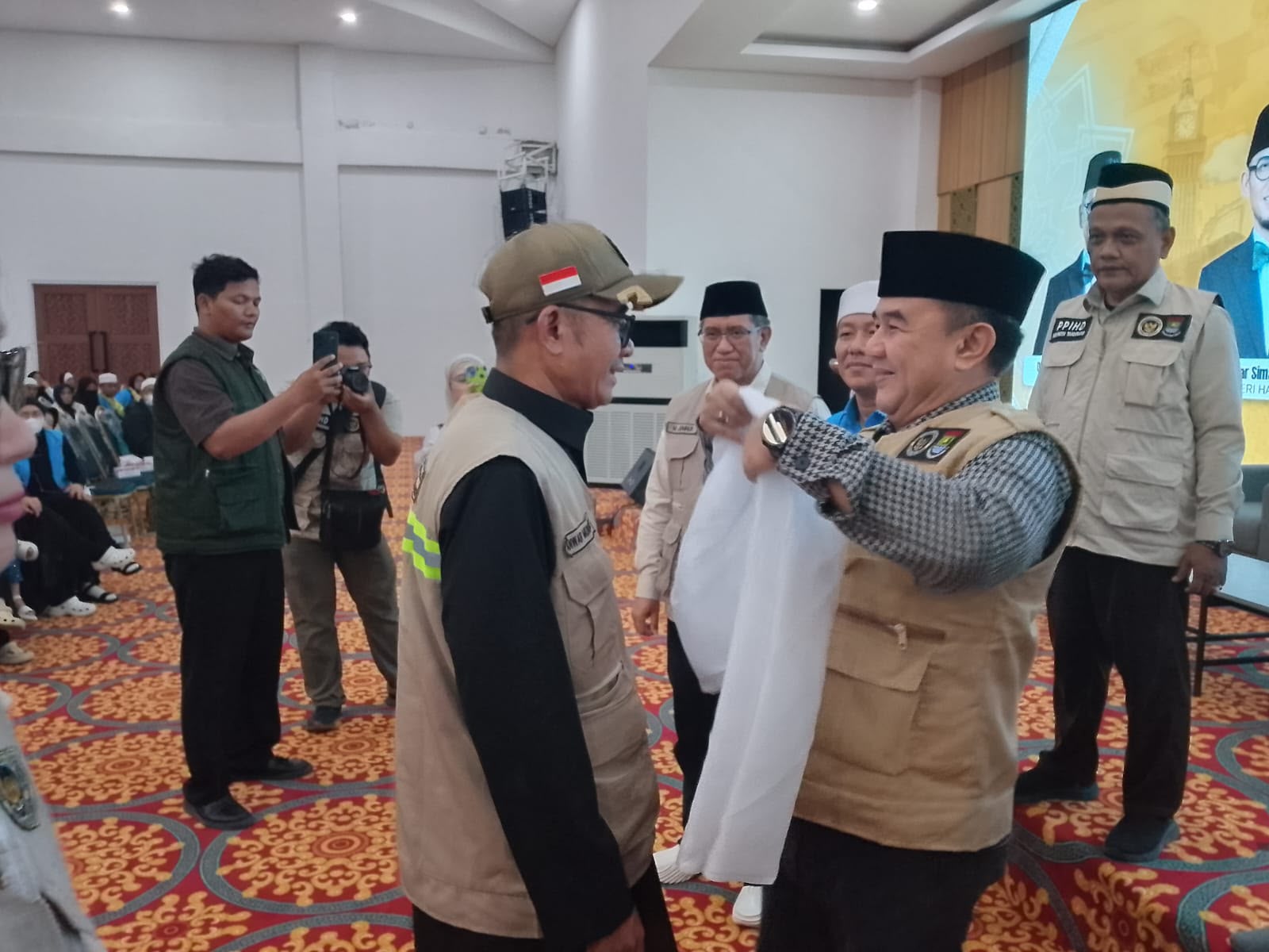 Sekda Kabupaten Tangerang Sambut Kepulangan Jamaah Haji Kloter 12 JKB