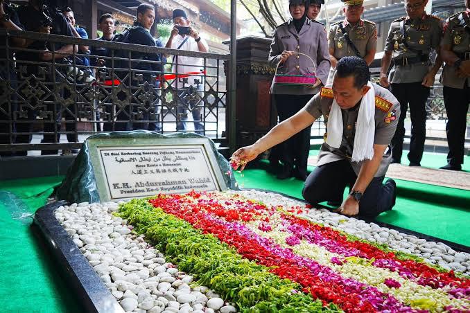 Kapolri Ziarah ke Makam Gus Dur, Kenang Nilai Perjuangan Sambut Hari Bhayangkara ke-80