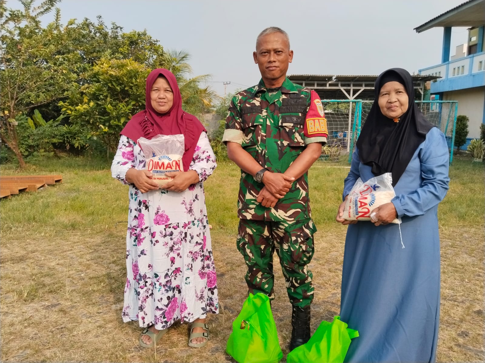 Tebar Kepedulian, Koramil 02/Batuceper Salurkan Bantuan Sembako untuk Masyarakat