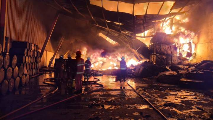 Kebakaran Pabrik di Cipondoh, BPBD Kota Tangerang Kerahkan 95 Personel dan 19 Armada