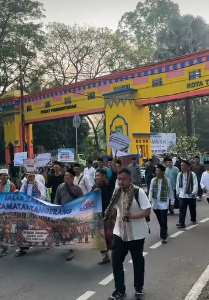 Camat Tangerang Bersama Staf Ikuti Jalan Sehat Sarungan Bersama Wali Kota Tangerang