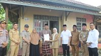 Bersama Kantah Kabupaten Serang, Bupati Ratu Zakiyah Door to Door Bagikan Sertipikat di Kopo