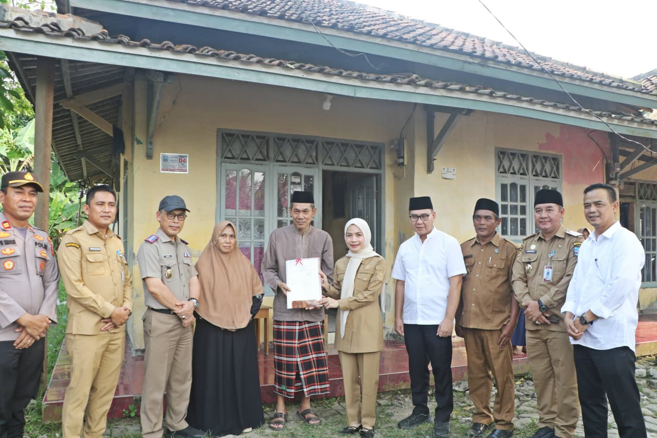 Bersama Kantah Kabupaten Serang, Bupati Ratu Zakiyah Door to Door Bagikan Sertipikat di Kopo
