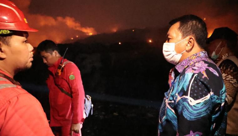 Tinjau Kebakaran TPA Jatiwaringin, Bupati Maesyal Pastikan Penanganan Maksimal