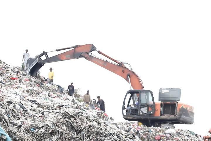 Mitigasi Kebakaran di TPA Rawa Kucing Diperkuat, DLH Kota Tangerang Intensifkan Penyiraman dan Monitoring