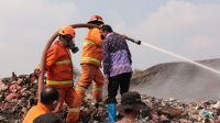 Pantau Langsung Penanganan Kebakaran TPA Jatiwaringin, Bupati Maesyal Pastikan Pemadaman Terus Dimaksimalkan