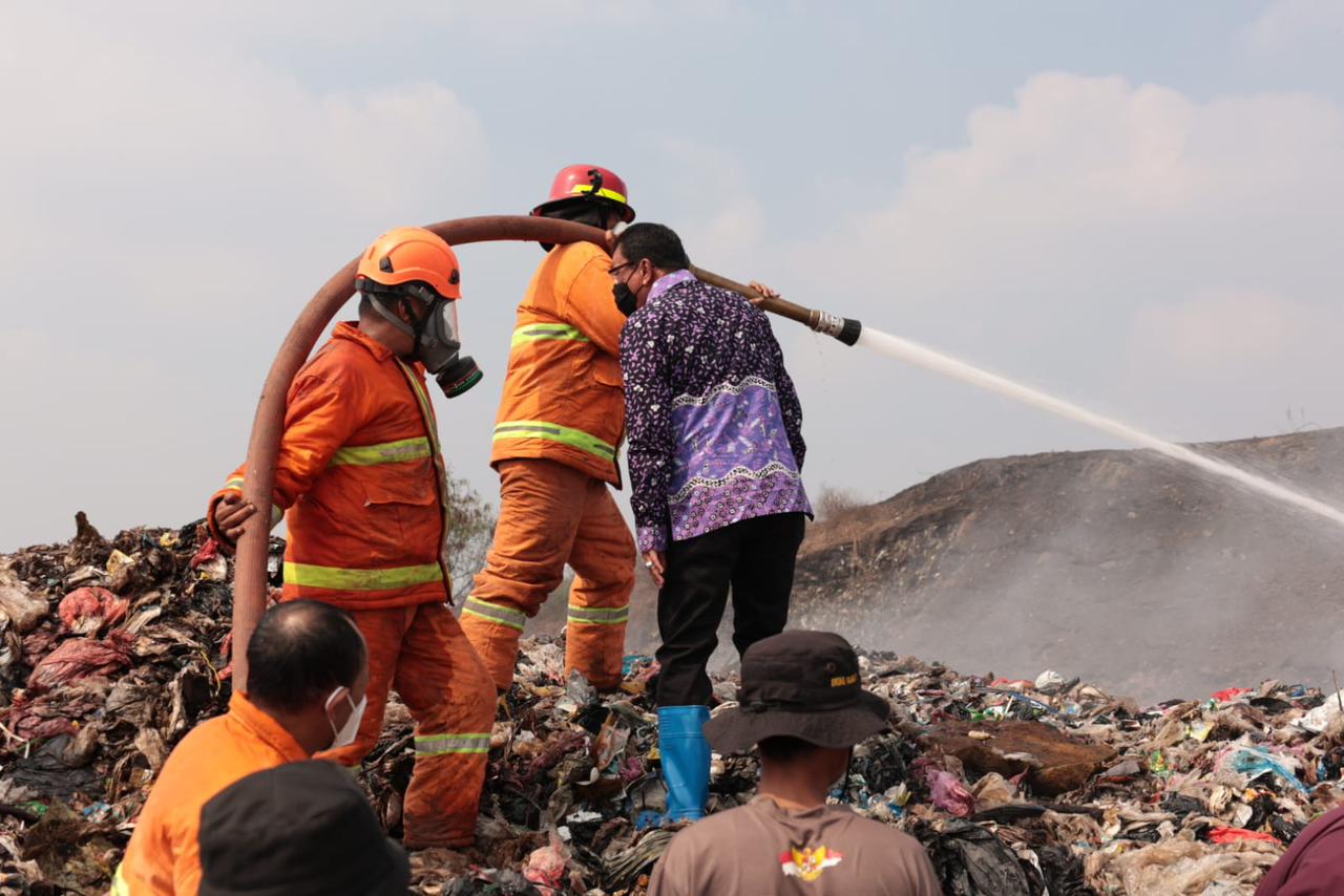 Pantau Langsung Penanganan Kebakaran TPA Jatiwaringin, Bupati Maesyal Pastikan Pemadaman Terus Dimaksimalkan
