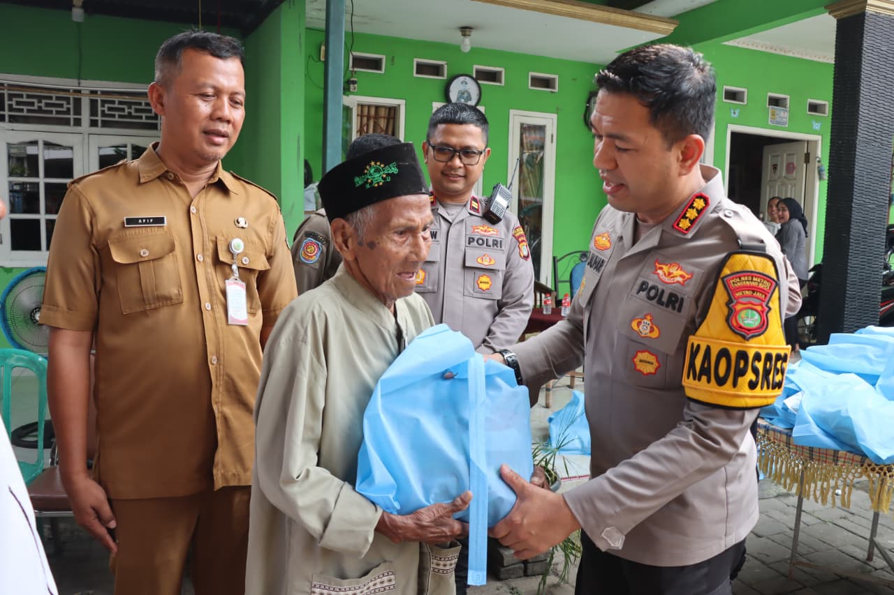 Kapolres Metro Tangerang Kota Bagikan Sembako dan Ingatkan Bahaya Tawuran serta Narkoba