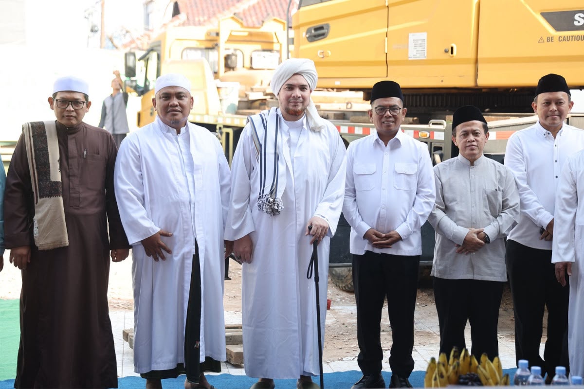 Gubernur Andra Soni Resmikan Tiang Pancang Masjid Al Mubarokah, Tekankan Peran Masjid bagi Peradaban