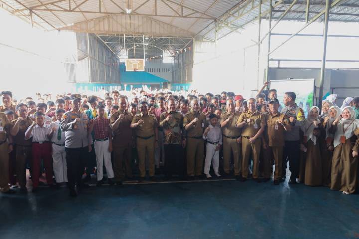 Hari Pertama MPLS, Gerakan Ayah Mengantar Anak Sekolah Warnai Kota Tangerang