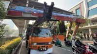 Truk Muatan Alat Berat Tersangkut JPO di Tendean, Ditlantas Polda Metro Jaya Lakukan Rekayasa Lalu Lintas