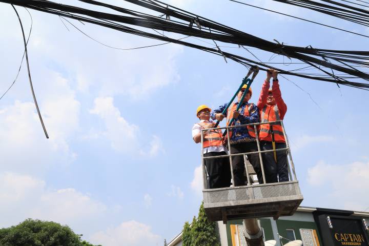 Kolaborasi Pemkot Tangerang-Pemprov Banten, Penertiban Kabel Udara Mulai Dilakukan