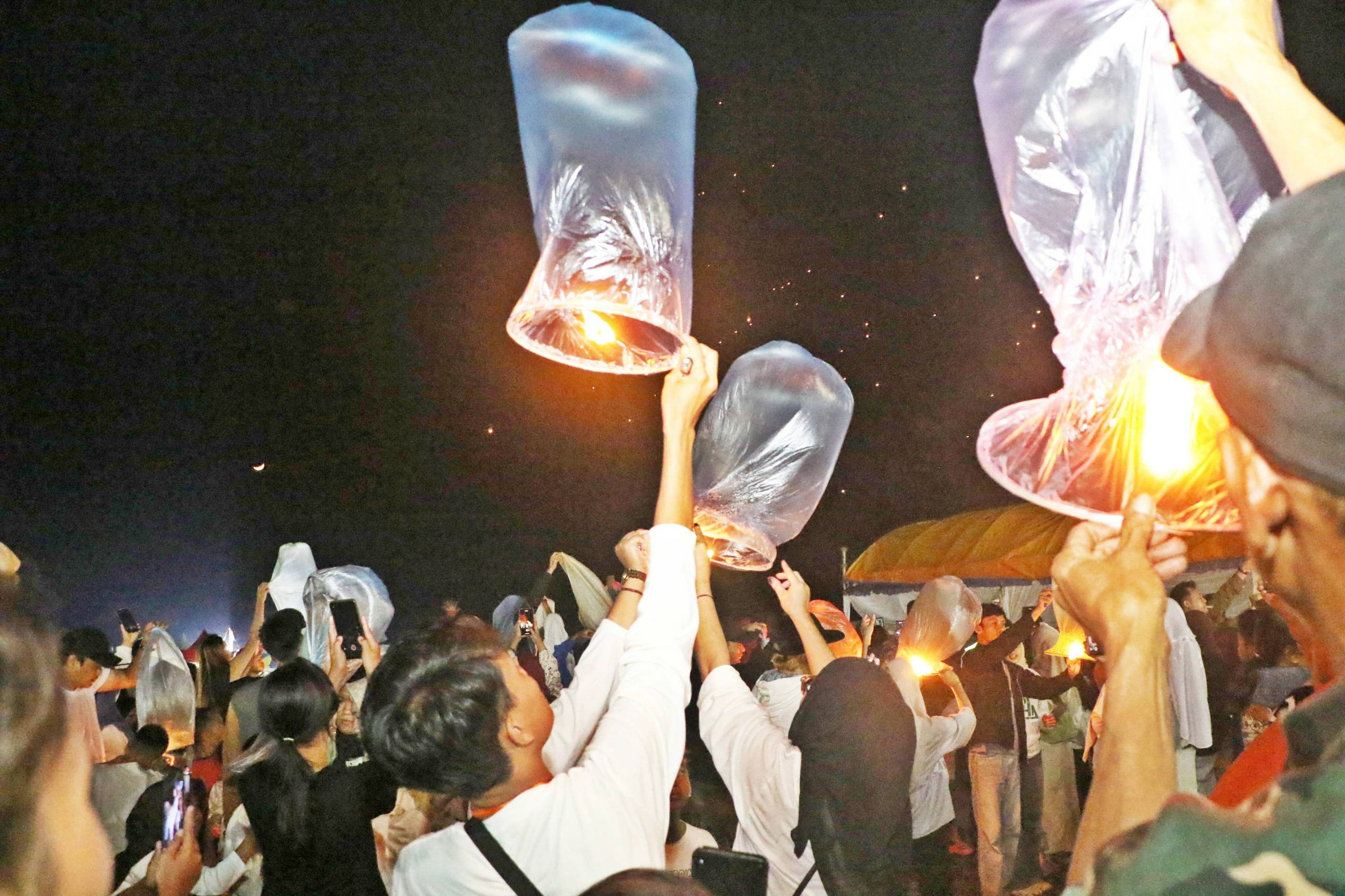 Panjatkan Doa, Ribuan Lampion Diterbangkan di Festival Ciomas Ngabring 2026