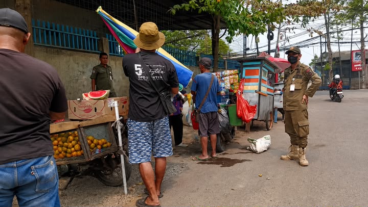 Kecamatan Jatiuwung Tertibkan PKL dan Spanduk Liar Secara Persuasif