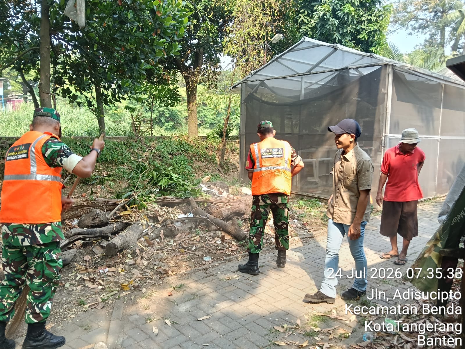 Koramil 02/Batuceper Bersama Warga Bersihkan Tumpukan Sampah di Jurumudi