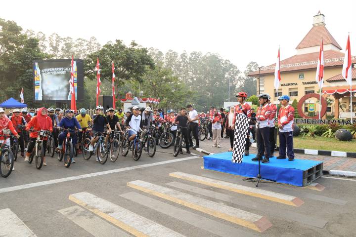 Walikota Tangerang Mengikuti Gowes BerSAMA dengan Masyarakat.