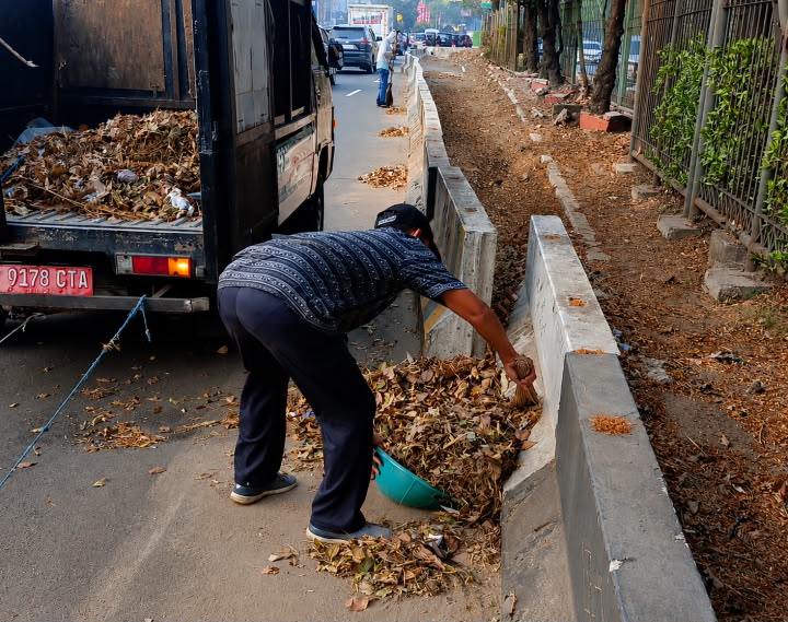 Sambut HUT RI, Pemkot Tangerang Gencarkan Pembersihan Median Jalan