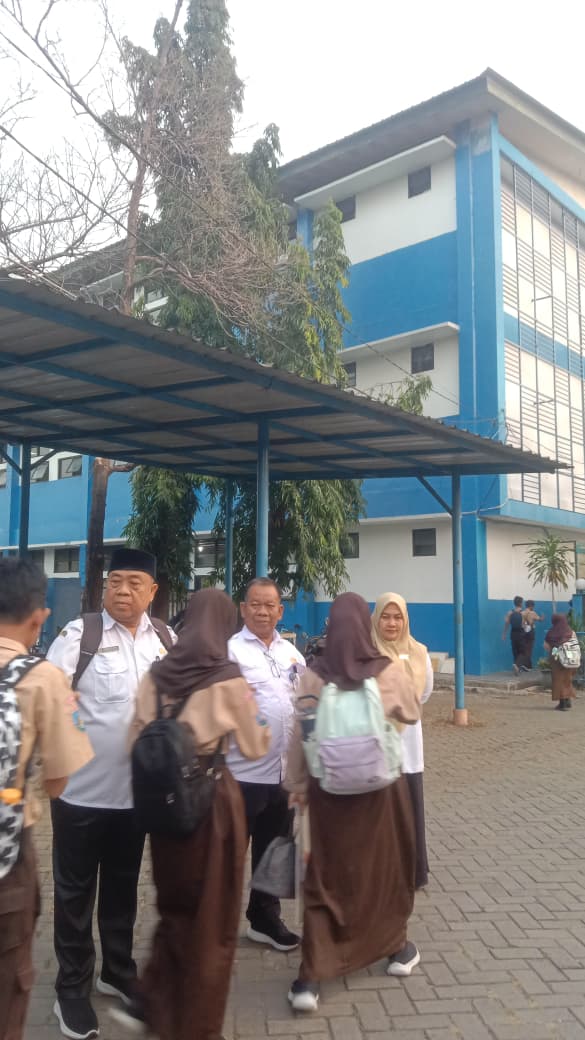 Implementasi Pendidikan Karakter di SMPN 24 Kota Tangerang Dimulai Sejak Siswa Tiba di Gerbang Sekolah