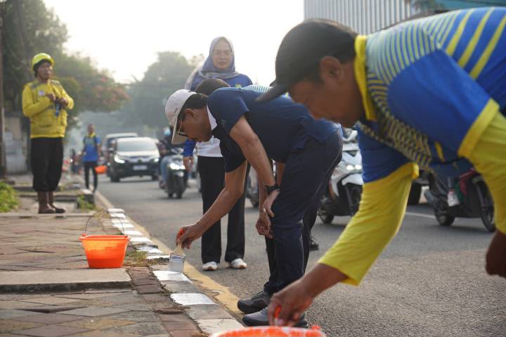 Sambut HUT RI ke-81, Sachrudin Pimpin Aksi Bersih Kota dan Pembagian Bendera