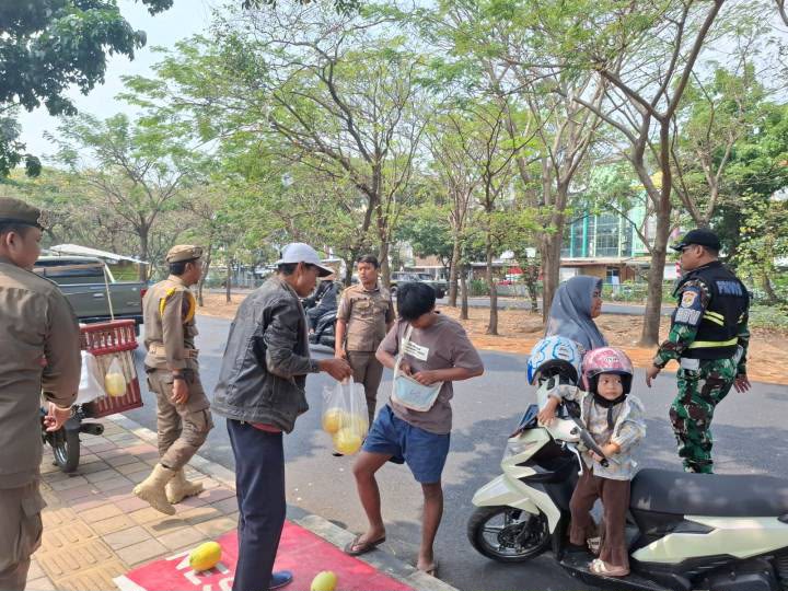 Respons Keluhan Masyarakat, Satpol PP Kota Tangerang Tertibkan PKL di Jalur Protokol