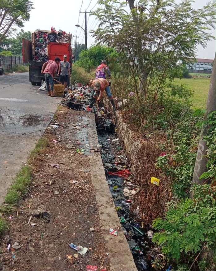 Respons Cepat Laporan Warga, DLH Kota Tangerang Bersihkan Tumpukan Sampah di Kedaung Wetan