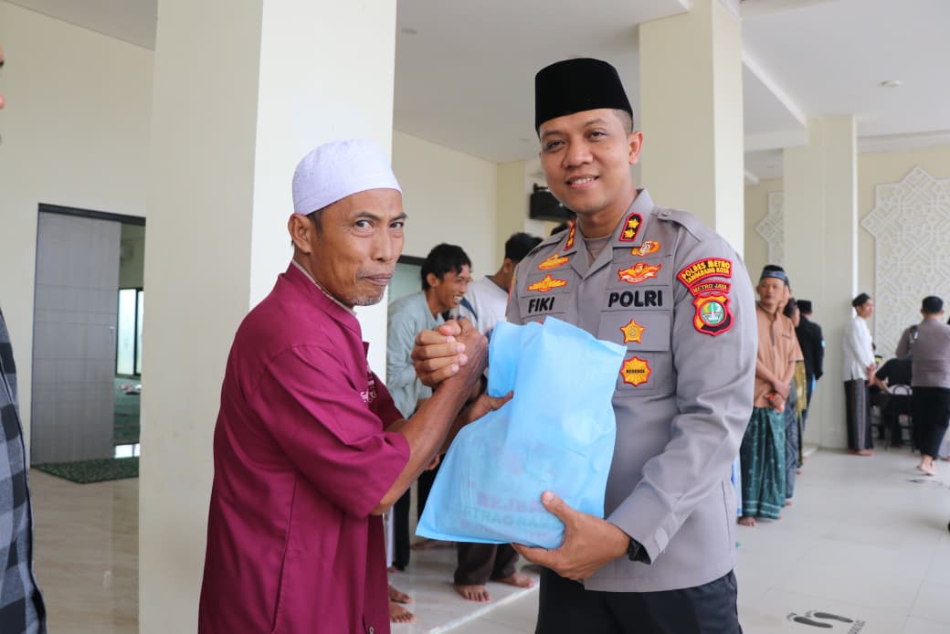 Jumat Peduli, Polres Metro Tangerang Kota Bagikan Sembako untuk Sabuk Kamtibmas