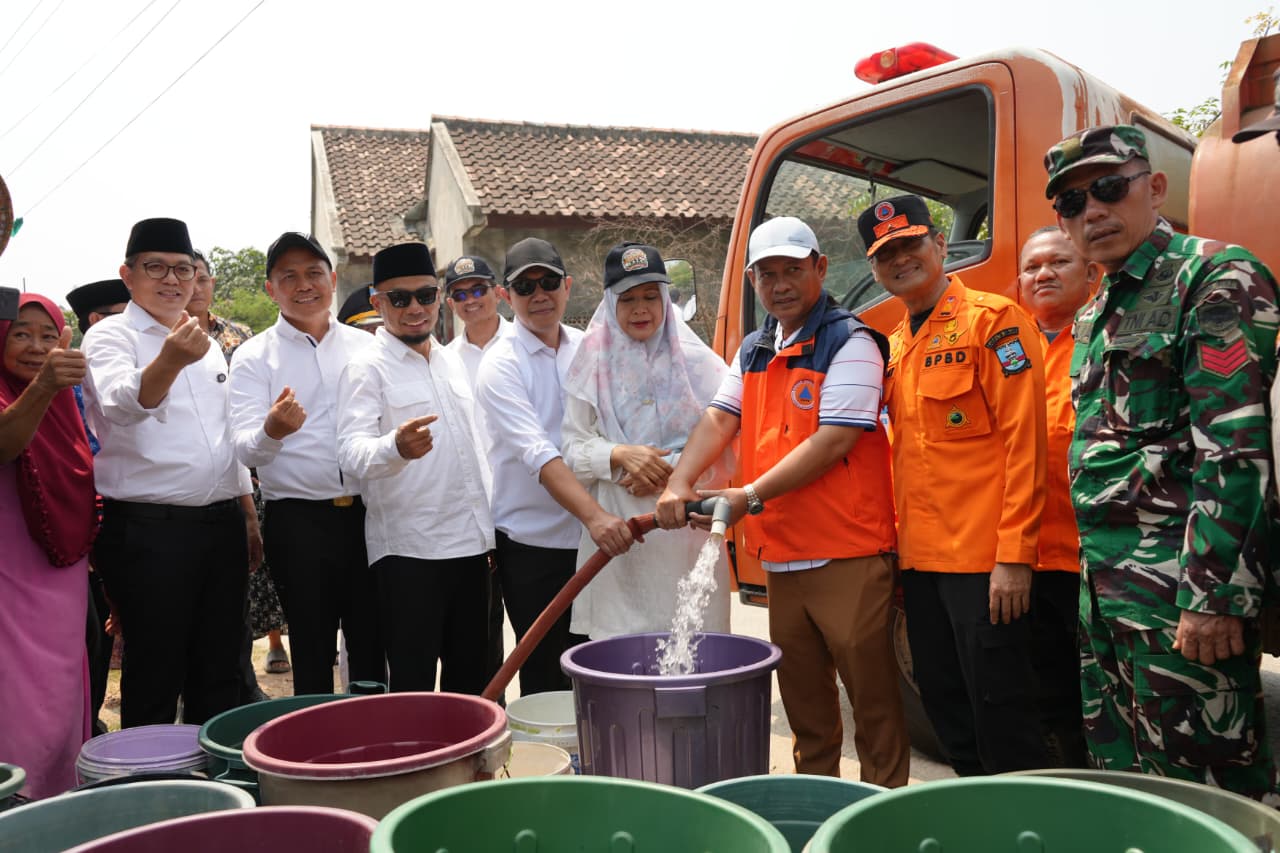 Pemkab Serang Salurkan Bantuan Air Bersih di Tanara