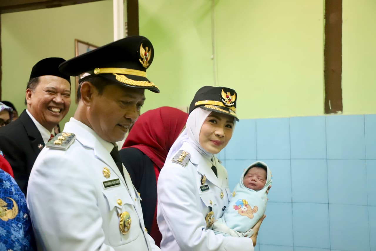 Lahir di HUT ke-81 RI, Bupati Serang Beri Nama Bayi Warga Kramatwatu Rachma Agustina